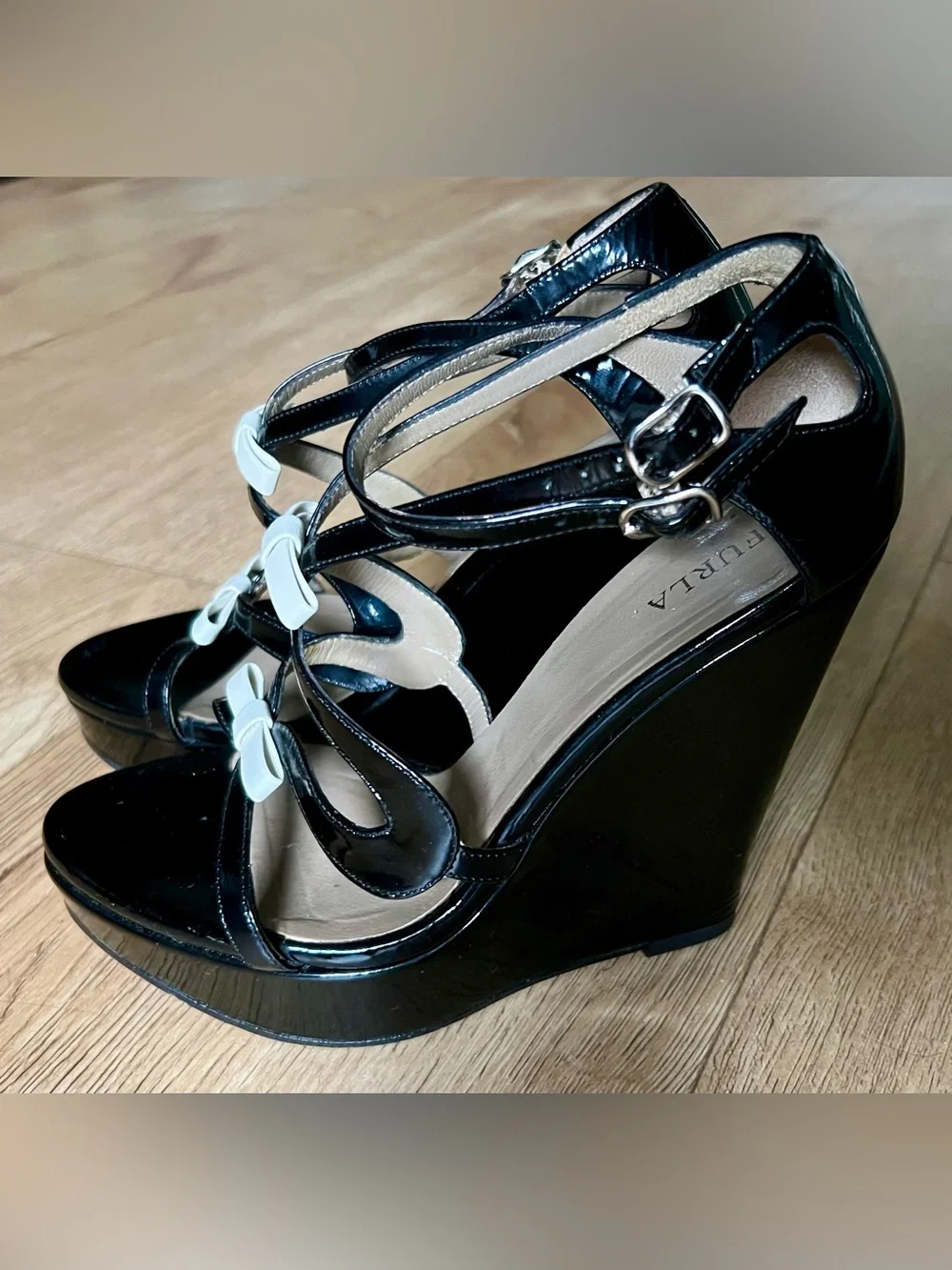 Furla Vero Cuoio Patent Leather Wedge/Platform Bow Sandals